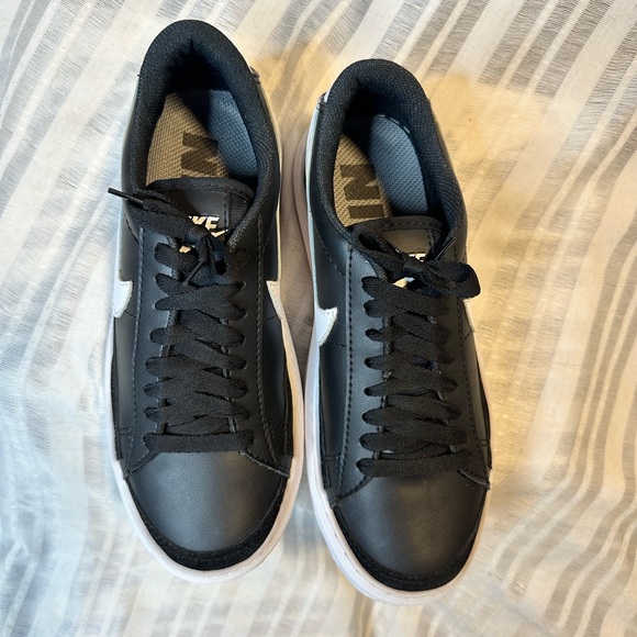 Nike Court Royale Low Sneakers Black/White – Youth 6.5 (Women’s 8) - Picture 5 of 7